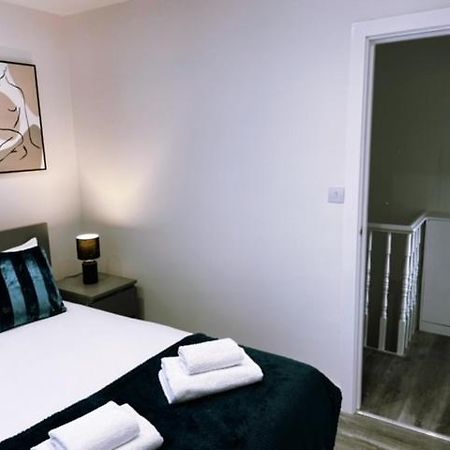 2 Bedroom Serviced Apartment Londra Esterno foto