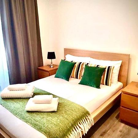 2 Bedroom Serviced Apartment Londra Esterno foto