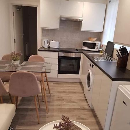 2 Bedroom Serviced Apartment Londra Esterno foto