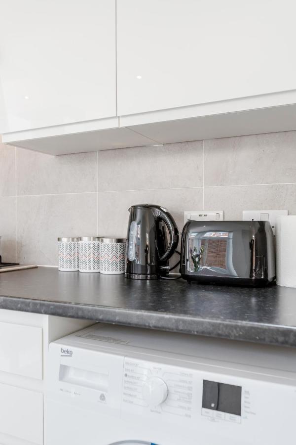 2 Bedroom Serviced Apartment Londra Esterno foto