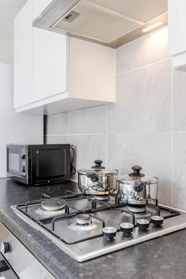2 Bedroom Serviced Apartment Londra Esterno foto