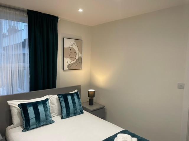 2 Bedroom Serviced Apartment Londra Esterno foto
