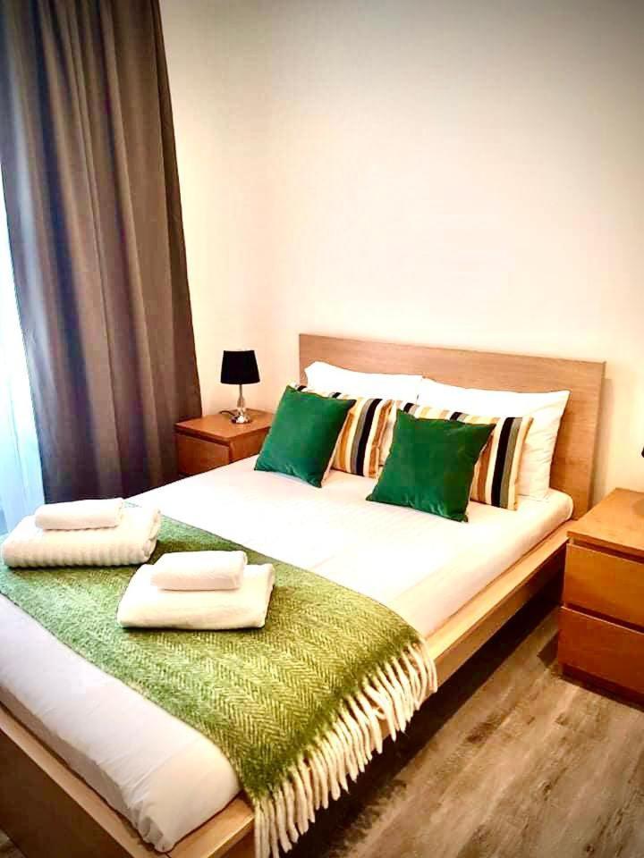 2 Bedroom Serviced Apartment Londra Esterno foto