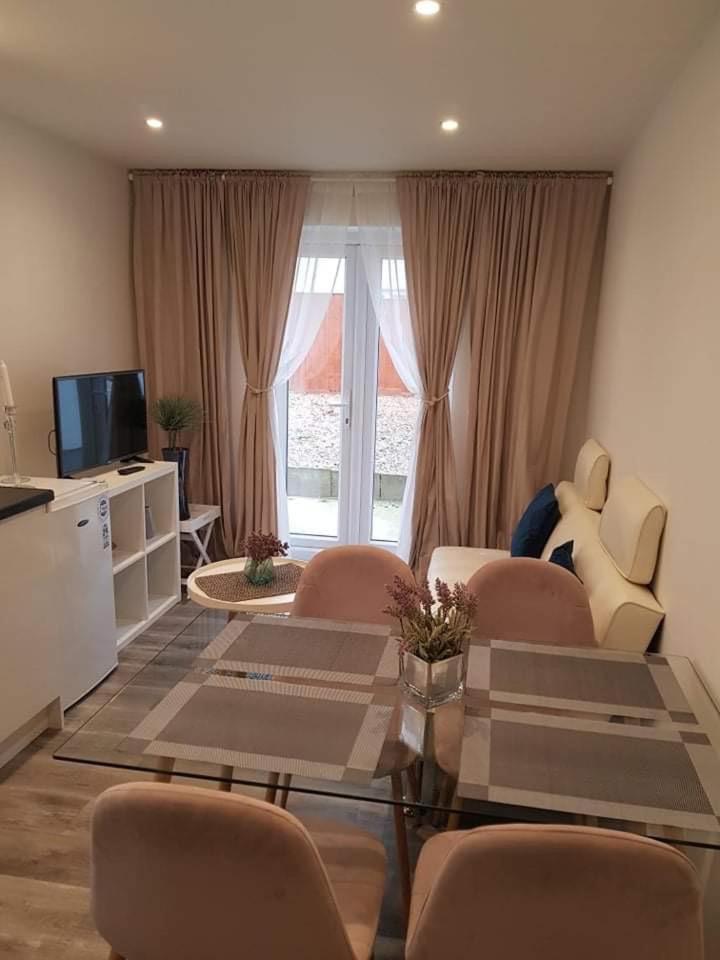 2 Bedroom Serviced Apartment Londra Esterno foto