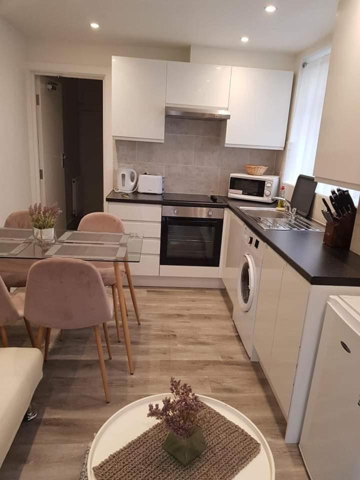2 Bedroom Serviced Apartment Londra Esterno foto